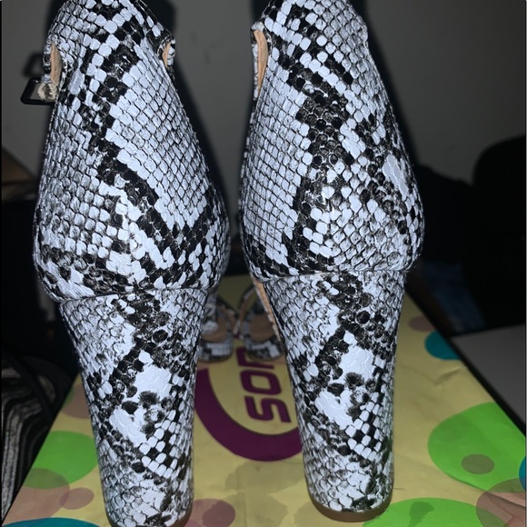 Macy’s Snake print high heels - Picture 2 of 2